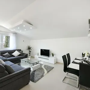 Monika - Private Terrace & Parking Appartement